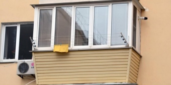 Сайдинг металлопластиковый, высокопрочный; устойчив к перепадам погодных условий, выгоранию, не подвержен ржавчине.