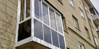 Французское остекление с конструкцией из теплосберегающего профиля и стеклопакетов с тонировкой.