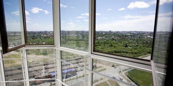 Объединение балкона с гостиной. Тёплое остекление с отделкой пластиком.