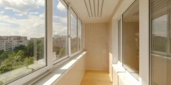 Обшивка лоджии ПВХ панелями. Установлен натяжной потолок и холодное остекление.