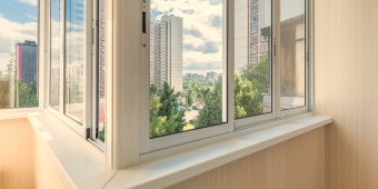 Остекление «под ключ» с установкой сушилки и балконного шкафа. Отделка ПВХ панелями.