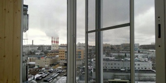 Отделка пластиком с установкой встроенных шкафов и холодным остеклением.