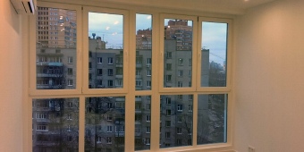 Тёплое остекление лоджии с утеплением и обшивкой пластиком.