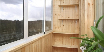 Выполнена отделка ПВХ панелями, установленные полки, холодное остекление.