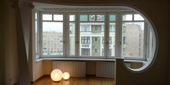 Объединение комнаты с балконом через арку. Радиаторы отопления вынесены на балкон.